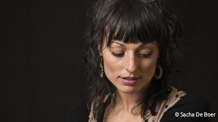 Lara Taveirne ver­telt met ​‘Wolf’ beklij­vend ver­haal van broer
